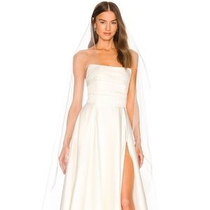 Beautiful wedding dress. Practically brand new, used only for pictures.